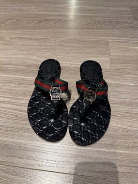 Gucci Black Leather GG Embossed Thong Sandals with Red-Green fabric